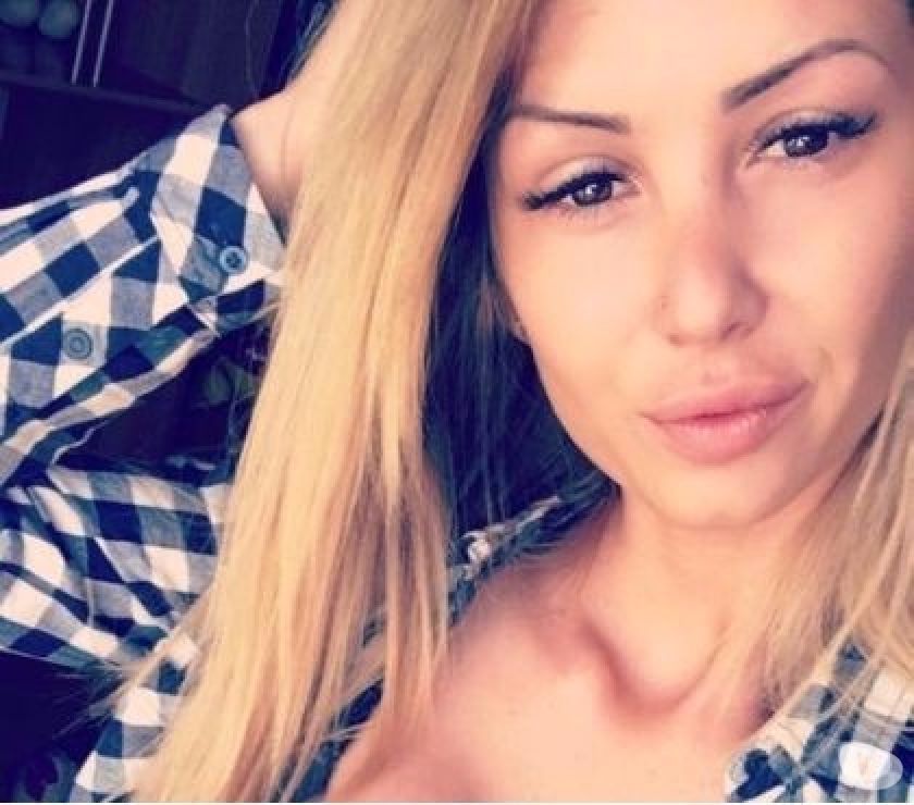 Belle Emi la petite blonde parfaite